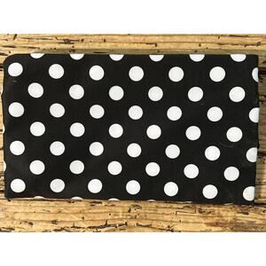 The RooSport Magnetic Running Pouch Magnetic Pocket Black 7.5 X4.5